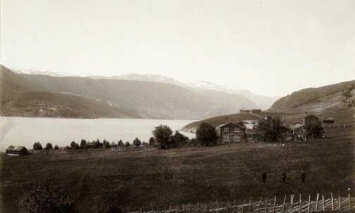 Sygard og nordigard Valde, med Sande i bakgrunn. Fotograf H. H. Lie, ca 1900.